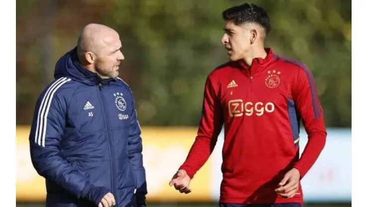 Edson Álvarez con el director técnico Alfred Schreuder.