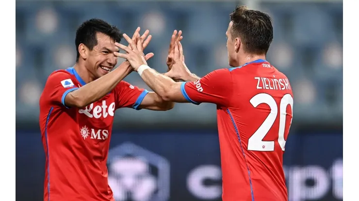 Chucky Lozano y Piotr Zielinski en un partido del Napoli en la Serie A.