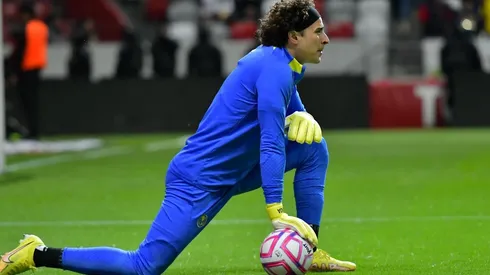Guillermo Ochoa antes del partido ante Toluca en el estadio Nemesio Diez.