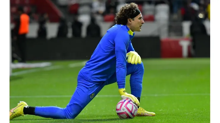 Guillermo Ochoa antes del partido ante Toluca en el estadio Nemesio Diez.