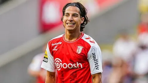 Diego Lainez es criticado por los medios de Portugal.
