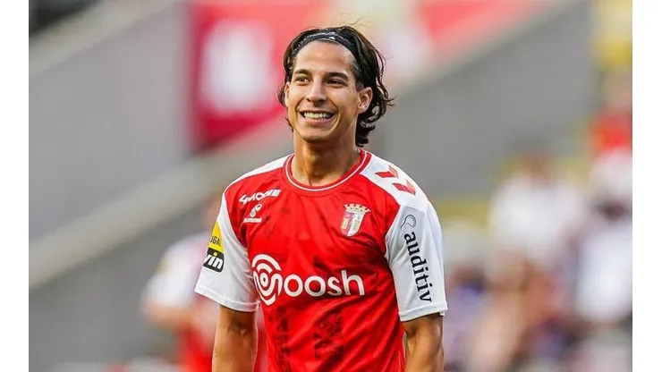 Diego Lainez es criticado por los medios de Portugal.