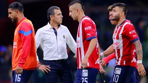 CIUDAD DE MEXICO, MEXICO - SEPTIEMBRE 17: Ricardo Cadena, Director Tecnico y Jugadores del Chivas durante el juego de la jornada 15 del Torneo Apertura 2022 de la Liga BBVA MX en el Estadio Azteca el 17 de Septiembre de 2022 en Ciudad de Mexico, Mexico. (Foto: Mauricio Salas/JAM MEDIA)