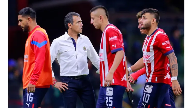 CIUDAD DE MEXICO, MEXICO - SEPTIEMBRE 17: Ricardo Cadena, Director Tecnico y Jugadores del Chivas durante el juego de la jornada 15 del Torneo Apertura 2022 de la Liga BBVA MX en el Estadio Azteca el 17 de Septiembre de 2022 en Ciudad de Mexico, Mexico. (Foto: Mauricio Salas/JAM MEDIA)