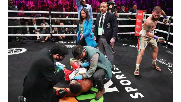 El reprochable gesto de Caleb Plant con su rival noqueado e inconsciente