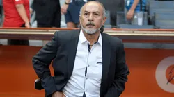 Raúl Gutiérrez en la banca del estadio BBVA.