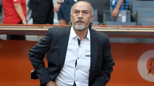 Raúl Gutiérrez en la banca del estadio BBVA.