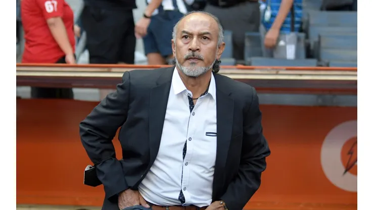 Raúl Gutiérrez en la banca del estadio BBVA.