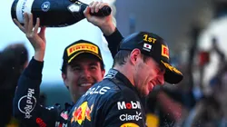 Checo Pérez y Max Verstappen celebran en Suzuka.