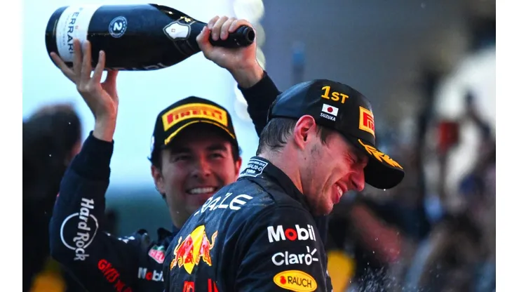 Checo Pérez y Max Verstappen celebran en Suzuka.