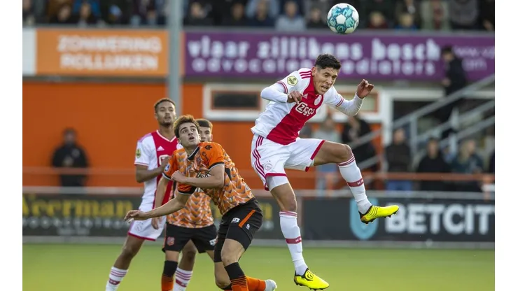 Edson Álvarez en acción defensiva ante Gaetano Oristanio.