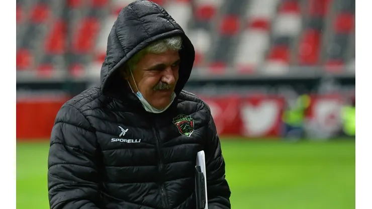 Toluca, Estado de Mexico, 19 de abril de 2022. Ricardo Ferretti “Tuca”, Director Tecnico , durante el partido de la jornada 15 del Torneo Grita Mexico Clausura 2022 de la Liga BBVA MX, entre los Diablos Rojos del Toluca y los Bravos de FC Juárez, celebrado en el estadio Nemesio Diez. Foto: Imago7/ Arturo Hernández.