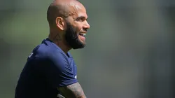 Dani Alves en entrenamiento con los Pumas