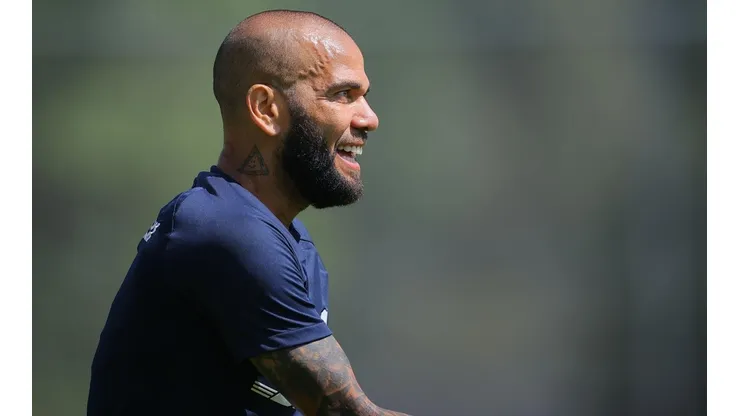Dani Alves en entrenamiento con los Pumas