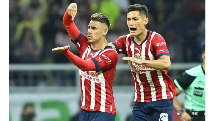 Cristian Calderón y Jesús Orozco en el clásico nacional.