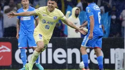 Richard Sánchez celebra ante Julio César Domínguez e Ignacio Rivero.