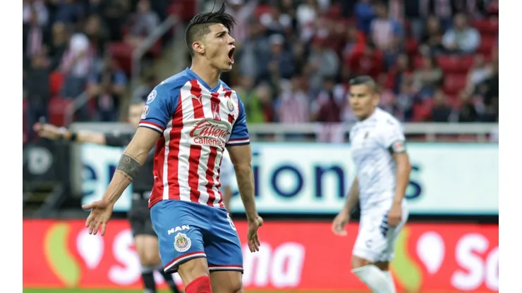 Alan Pulido en su paso por Chivas.