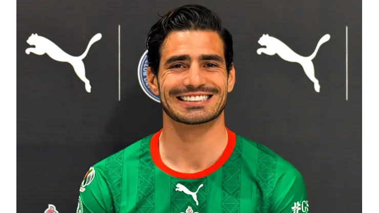 Antonio Briseño con el uniforme alternativo de Chivas en el Apertura 2022.