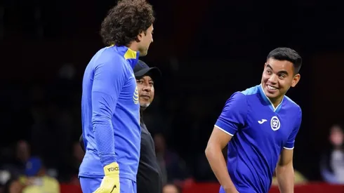 Carlos Rodríguez y Guillermo Ochoa antes del histórico 7-0 en el estadio Azteca.