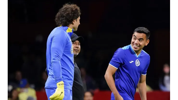 Carlos Rodríguez y Guillermo Ochoa antes del histórico 7-0 en el estadio Azteca.