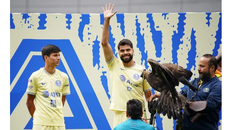 Jurgen Damm y Néstor Araujo en su presentación con el América.