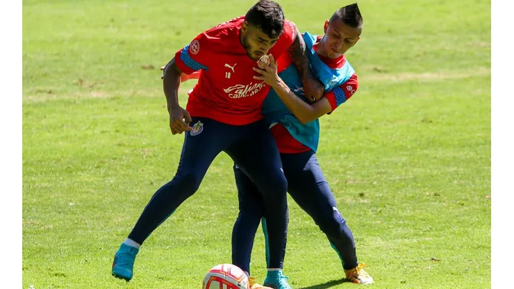 Alexis Vega y Roberto Alvarado en un entrenamiento de Chivas.