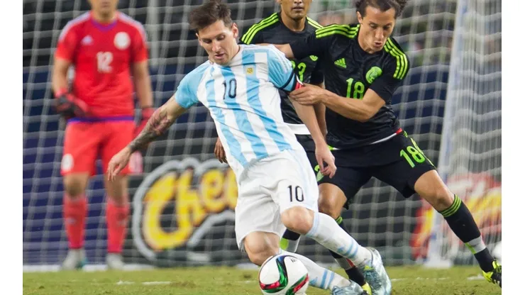 Lionel Messi y Andrés Guardado en un amistoso entre Argentina y México.