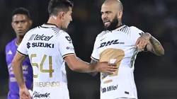 Pablo Bennevendo con Dani Alves en un partido del torneo Apertura 2022.