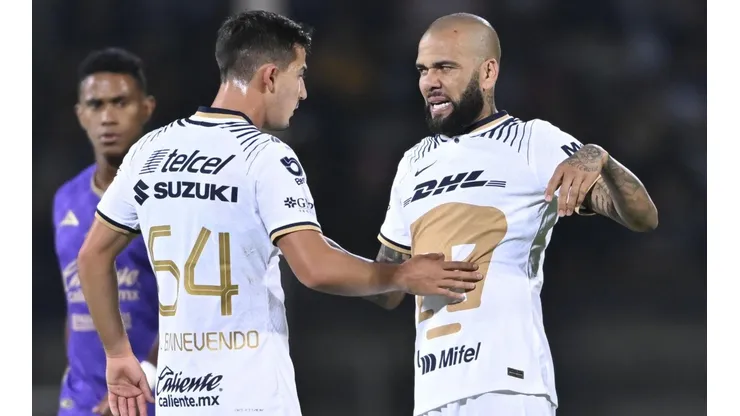 Pablo Bennevendo con Dani Alves en un partido del torneo Apertura 2022.
