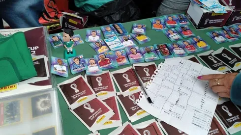 Cada quien llena el álbum Panini como puede o quiere (Foto: Bolavip México)