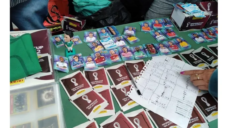 Cada quien llena el álbum Panini como puede o quiere (Foto: Bolavip México)