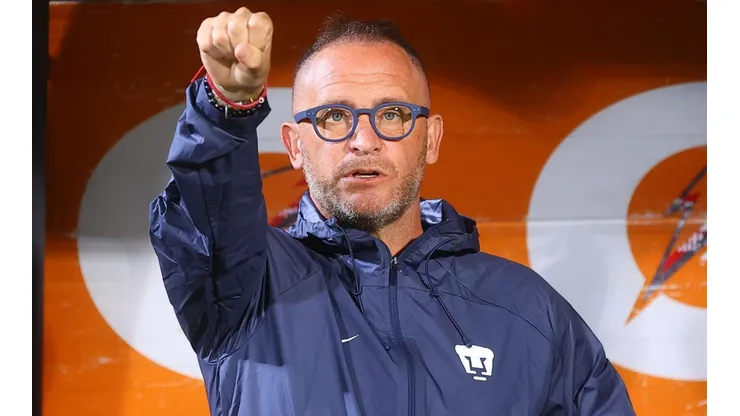 Andrés Lillini en el estadio Olímpico Universitario.