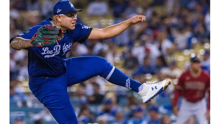 Julio Urías de Dodgers de Los Ángeles ante Diamantes de Arizona.