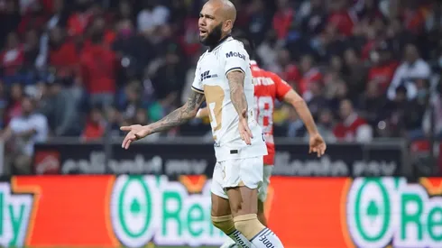 Toluca, Estado de Mexico, 10 de septiembre de 2022. Dani Alves en reclamo, durante el partido de la jornada 14 del torneo Apertura 2022 de la Liga BBVA MX, entre los Diablos Rojos del Toluca y los Pumas de la UNAM, celebrado en el estadio Nemesio Diez. Foto: Imago7/ Rafael Vadillo