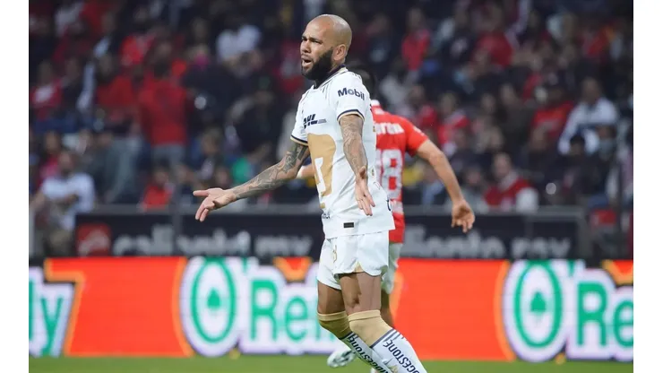 Toluca, Estado de Mexico, 10 de septiembre de 2022. Dani Alves en reclamo, durante el partido de la jornada 14 del torneo Apertura 2022 de la Liga BBVA MX, entre los Diablos Rojos del Toluca y los Pumas de la UNAM, celebrado en el estadio Nemesio Diez. Foto: Imago7/ Rafael Vadillo