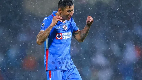 Julio César Cata Domínguez en un partido Cruz Azul contra Pumas.