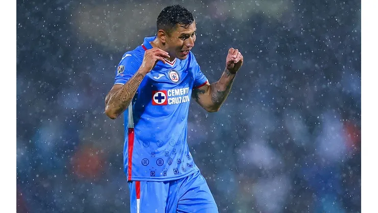 Julio César Cata Domínguez en un partido Cruz Azul contra Pumas.