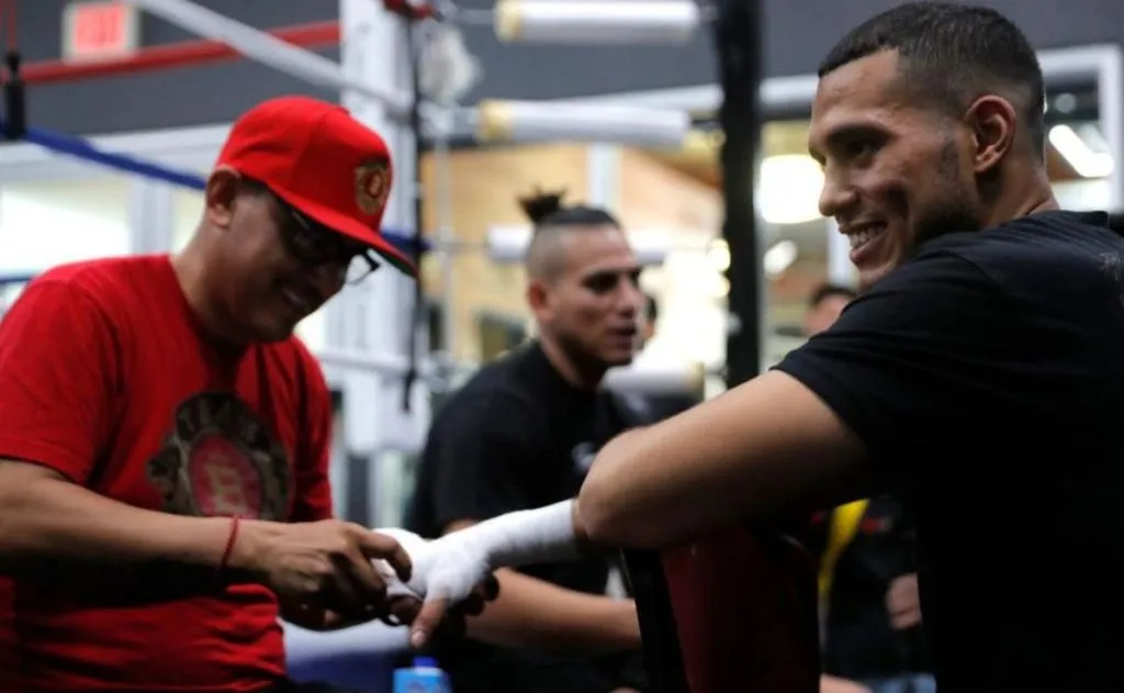 El padre David Benavídez vuelve a tundir a Canelo Álvarez con fuertes mensajes.