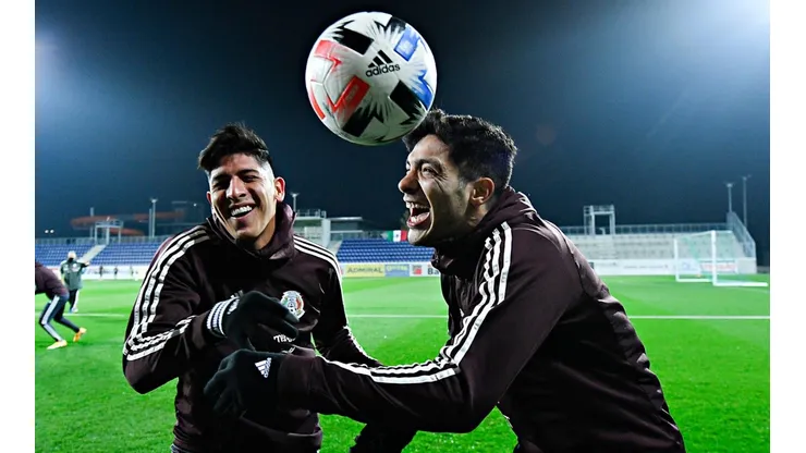Edson Álvarez y Raúl Jiménez en una práctica de la selección mexicana en 2020.