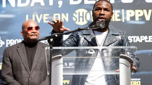 Floyd Mayweather advierte a Jake Paul.