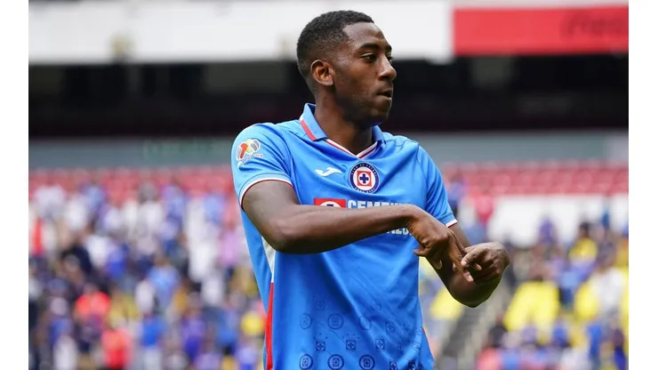 Gonzalo Carneiro celebró su primer gol con Cruz Azul ante Mazatlán.