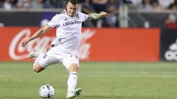 Aaron Herrera al momento del cañonaza para el 1-0.