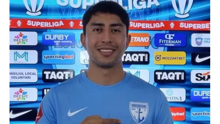 Omar Govea con el jersey del Voluntari.