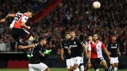 Santi Giménez suma tres goles en la Europa League