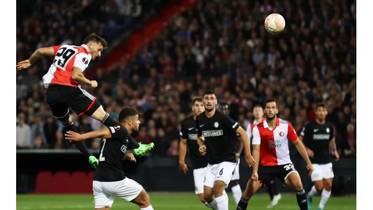 Santi Giménez suma tres goles en la Europa League