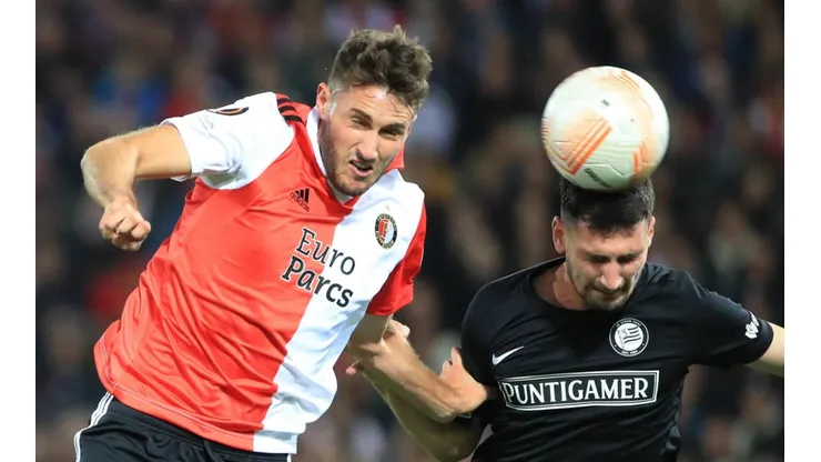 Santiago Giménez en el partido contra Sturm Graz.