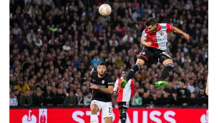 ¡Intratable! Otro golazo de Santi Giménez en Europa League