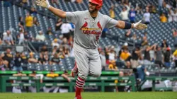 Albert Pujols celebra su jonrón número 697 en las Grandes Ligas.