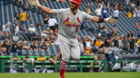 Albert Pujols celebra su jonrón número 697 en las Grandes Ligas.