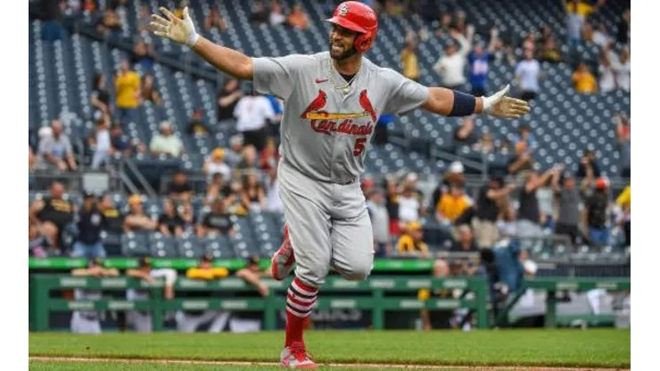 Albert Pujols celebra su jonrón número 697 en las Grandes Ligas.